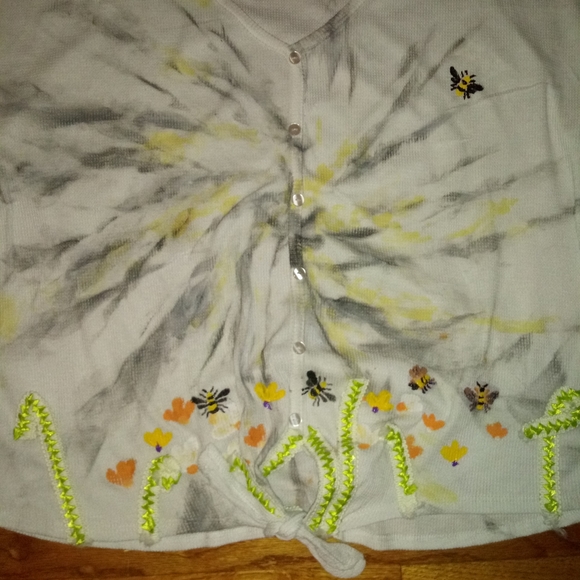 Plus Size Tie Dye Thermal, Plus Size Applique Bee Tie Dye Thermal Tie Blouse - Picture 8 of 16